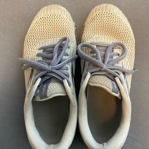 Revel 3 Brooks Running Shoe Size 6